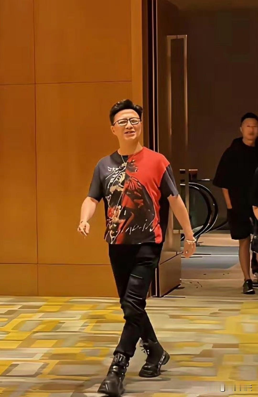 汪峰青岛演唱会这版新造型可以，黑裤配厚靴，中年男艺人穿出清爽干练感。面对年轻追星