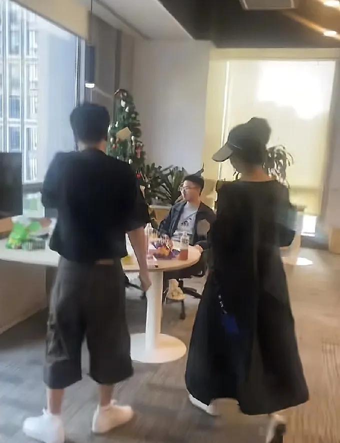 真不可思议！同事的儿子，在花旗银行被裁了，再也找不到高薪工作了。我同事的儿子，