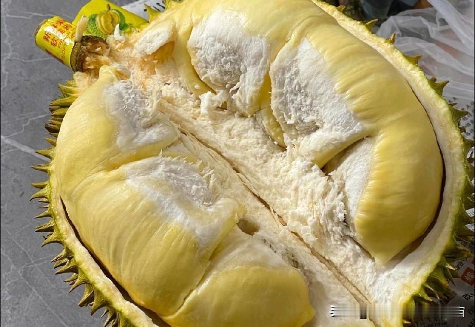 一个榴莲162，大哥想抹个零头，160。老板直接一句：吃不起就别买。大哥也干