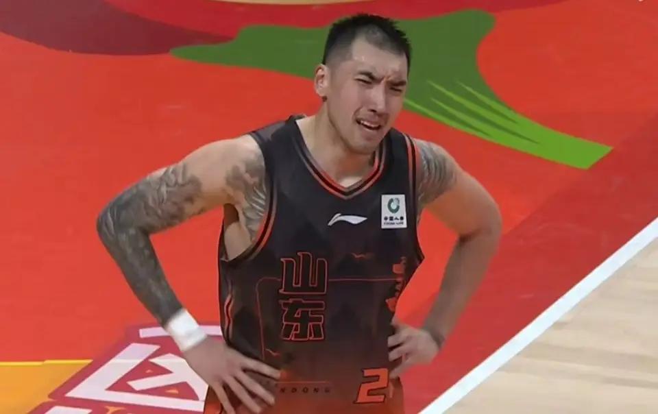 孙铭徽罚球的时候，确实听到球迷在高喊“SB”，很刺耳。高诗岩举手下压，让大家保持