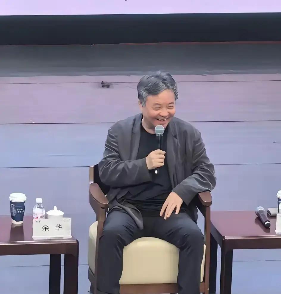 张艺谋这辈子最对的坚持，是没听余华劝。1993年，他把《活着》搬上银幕。余