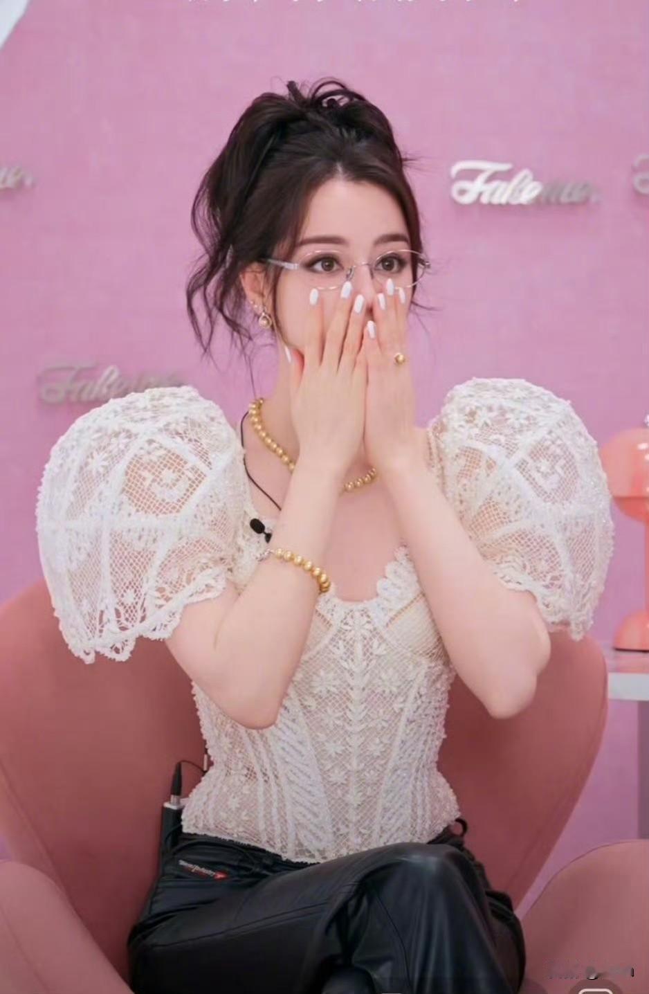 迪丽热巴直播活动时候说自己近视600多度了，看着她日常在公开场合几乎不戴框架眼镜