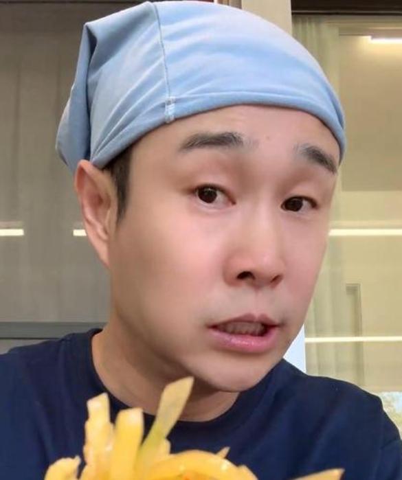 小沈阳近期在综艺《披荆斩棘》里为秀厨艺圈了不少粉，节目宿舍直接被他变成了“东北小