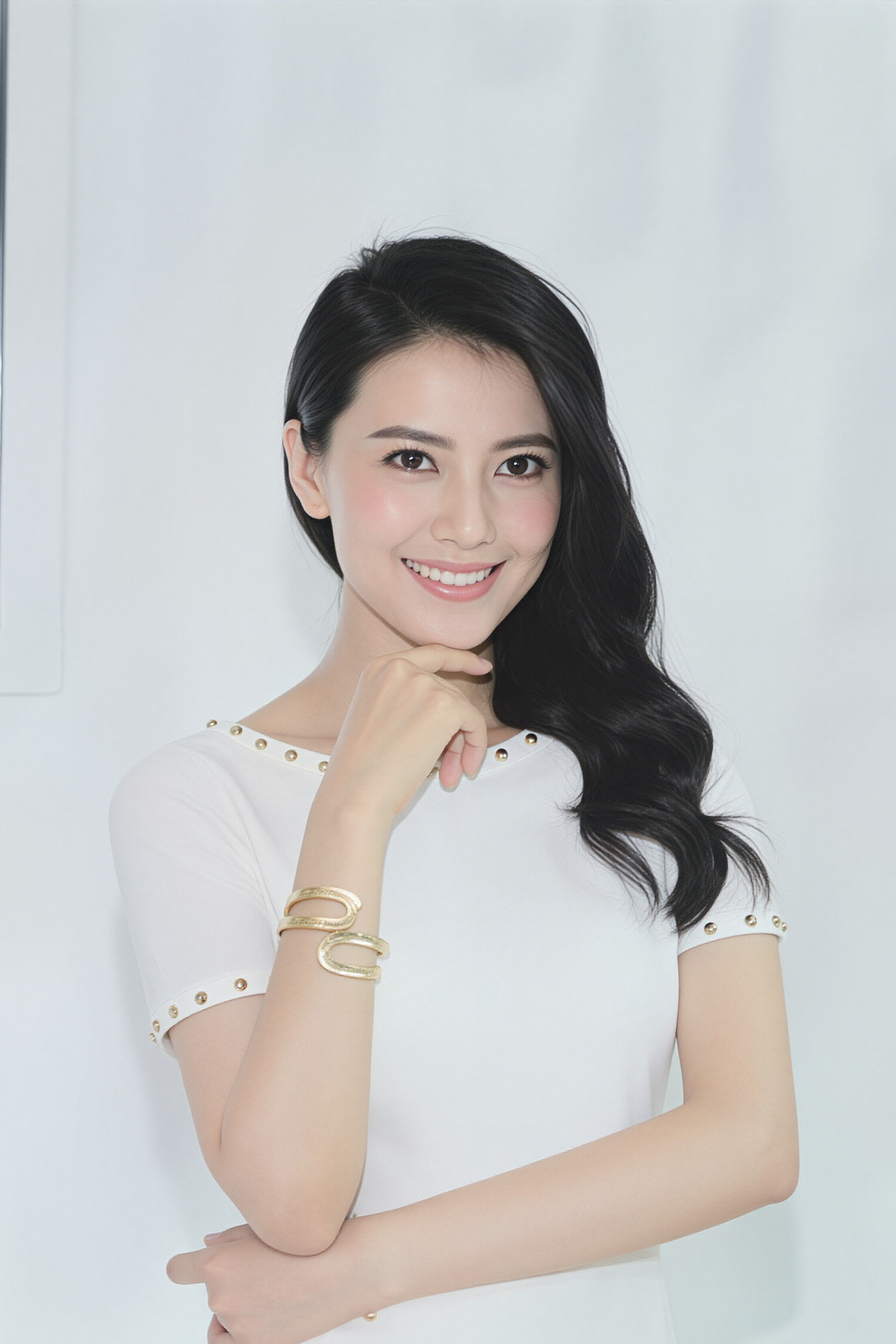 高圆圆这组造型里的状态太绝了！清透匀净的好皮肤，是长期用心护肤的最好证明。一袭