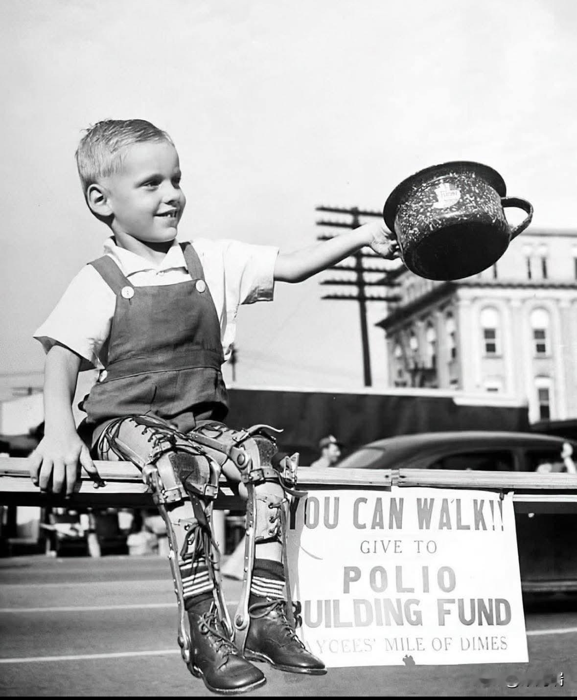 1948年，一位名叫大卫·亨斯利的美国小男孩，因患小儿麻痹症双腿残疾，戴着支架，