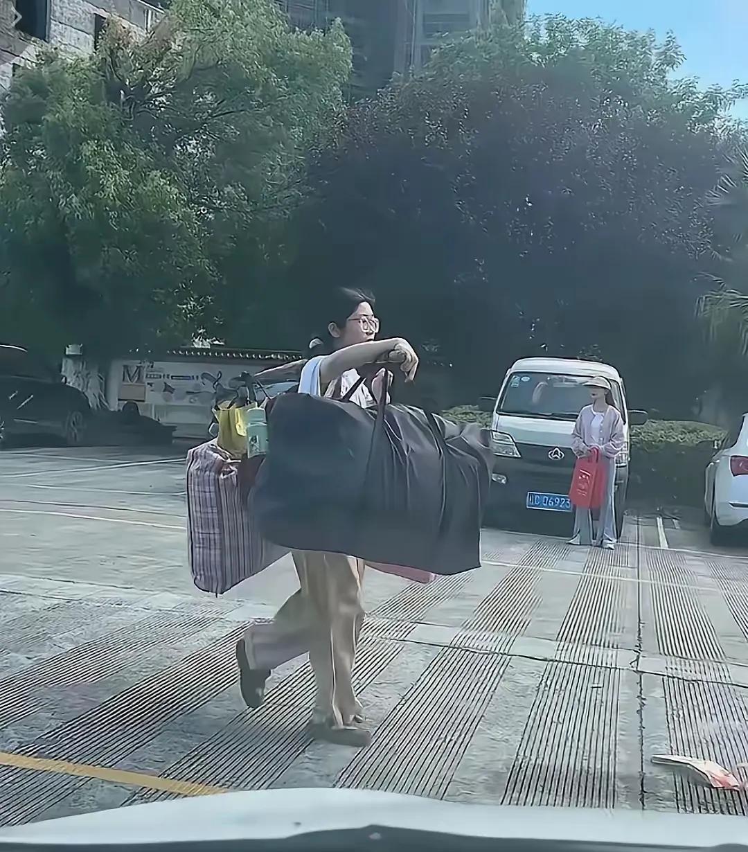 值得人民日报点赞的照片。照片中的主角是一位四川自贡市的女生，高考结束