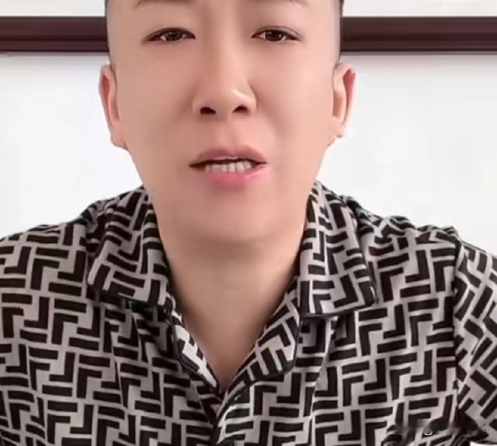 鹏gg直言“仙家”所有人都靠蹭仙洋流量，所以必须听话！“驴家”所谓的三兄弟，只有