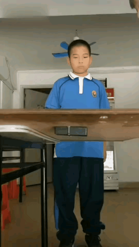 啊，什么鬼，它居然会拐弯