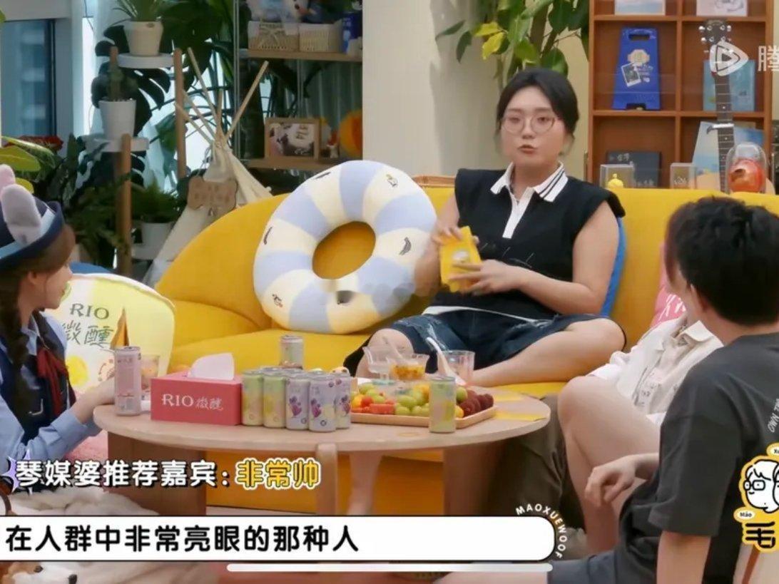 李雪琴在《毛雪汪》里当“媒婆”的这段太有意思了！玩卡牌游戏时，她给相亲女生形容男