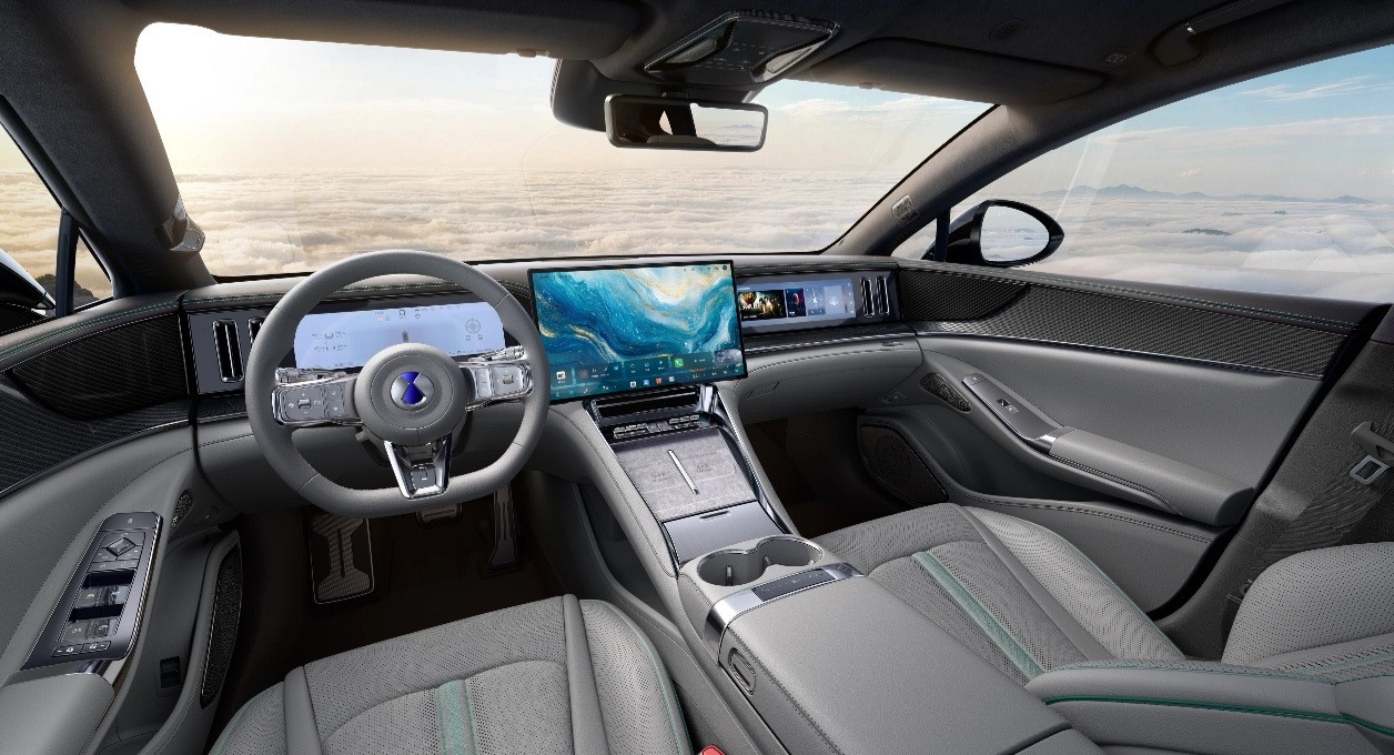 新款腾势Z9GT内饰配色挺好，我看现在展车好多都是红色的，如果觉得太骚包，另两个