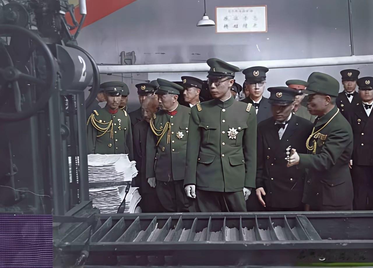 特赦后的溥仪看到这张旧照，自己都笑说当年自己就是一个穿军装的木偶。伪满时期，身