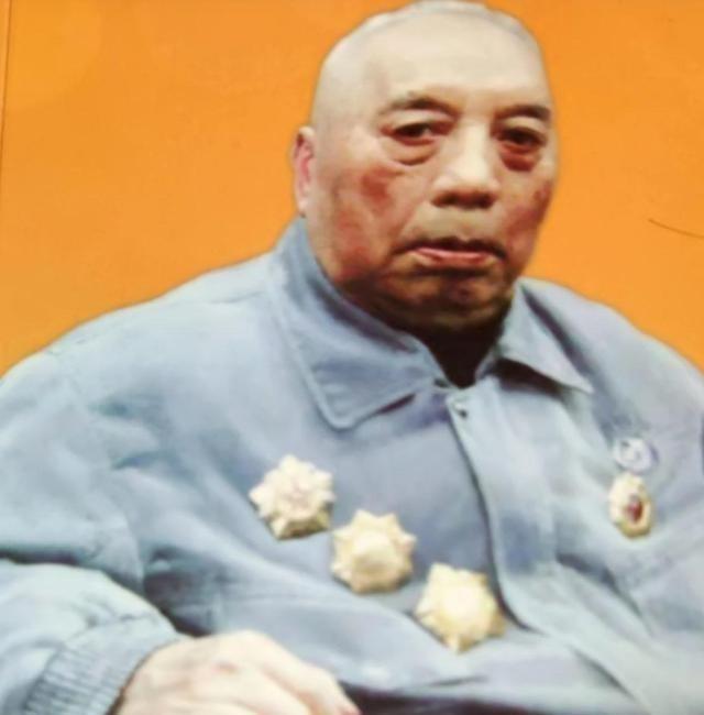 1976年初冬，兰州军区副司令乘坐绿皮火车，前往郑州出差。过了送餐时间，