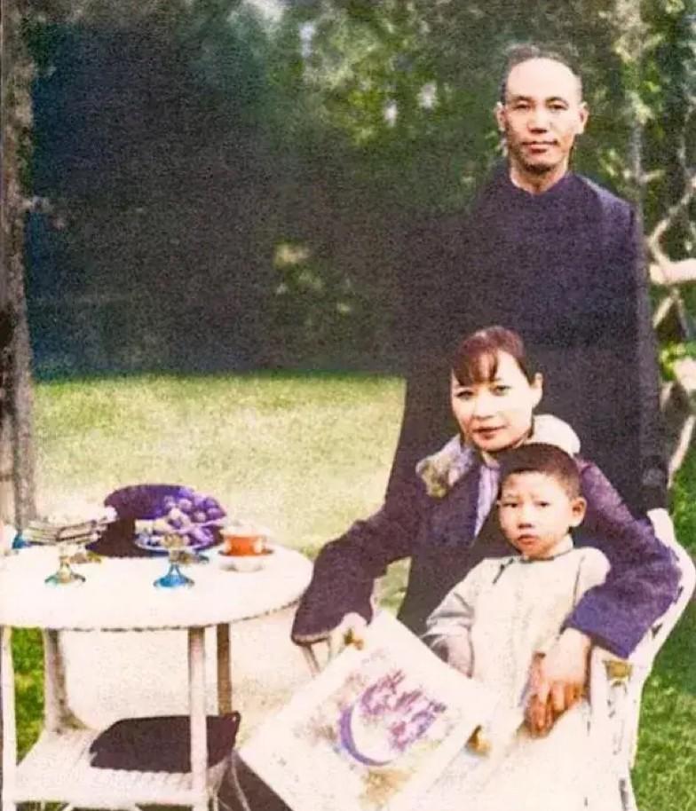 1926年，上海孔公馆庭院，蒋校长追求宋美龄时的合影，宋美龄穿着浅色洋装，怀里抱
