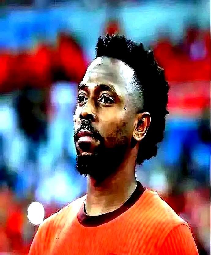 “智哥，我不要钱，能踢球就行。”电话那头，是失业301天的艾克森。不要外援