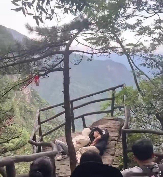 日出都看完了，这两位还没起来是！