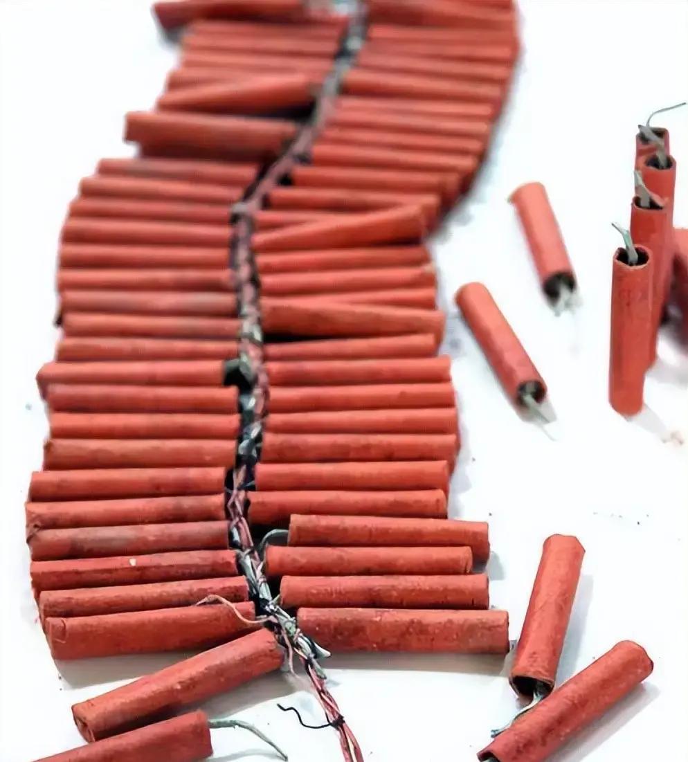 2026年春节前夕，城市小区里突然响起一声孤单的爆竹，瞬间打破了安静，却也让人觉