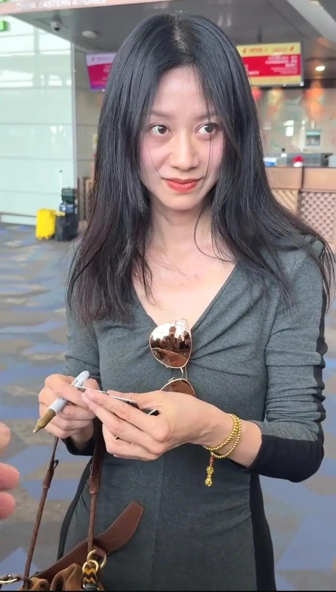 眼神游离，极其不自信，这样的倪虹洁挺让人心疼。个人认为，倪虹洁演艺圈非常让人
