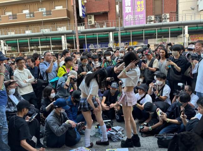 没下限！”发生在日本大阪街头的漫展上，有年轻的女孩CosPlay动漫角色，所以穿
