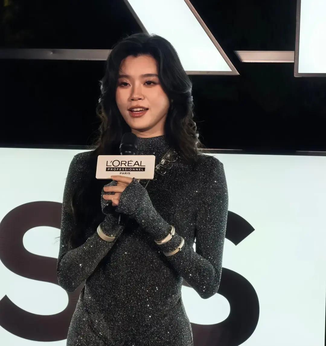 奚梦瑶今天穿一身白西装亮相，脸小脖子长，38岁还能把T台气场带到商场。我盯着直