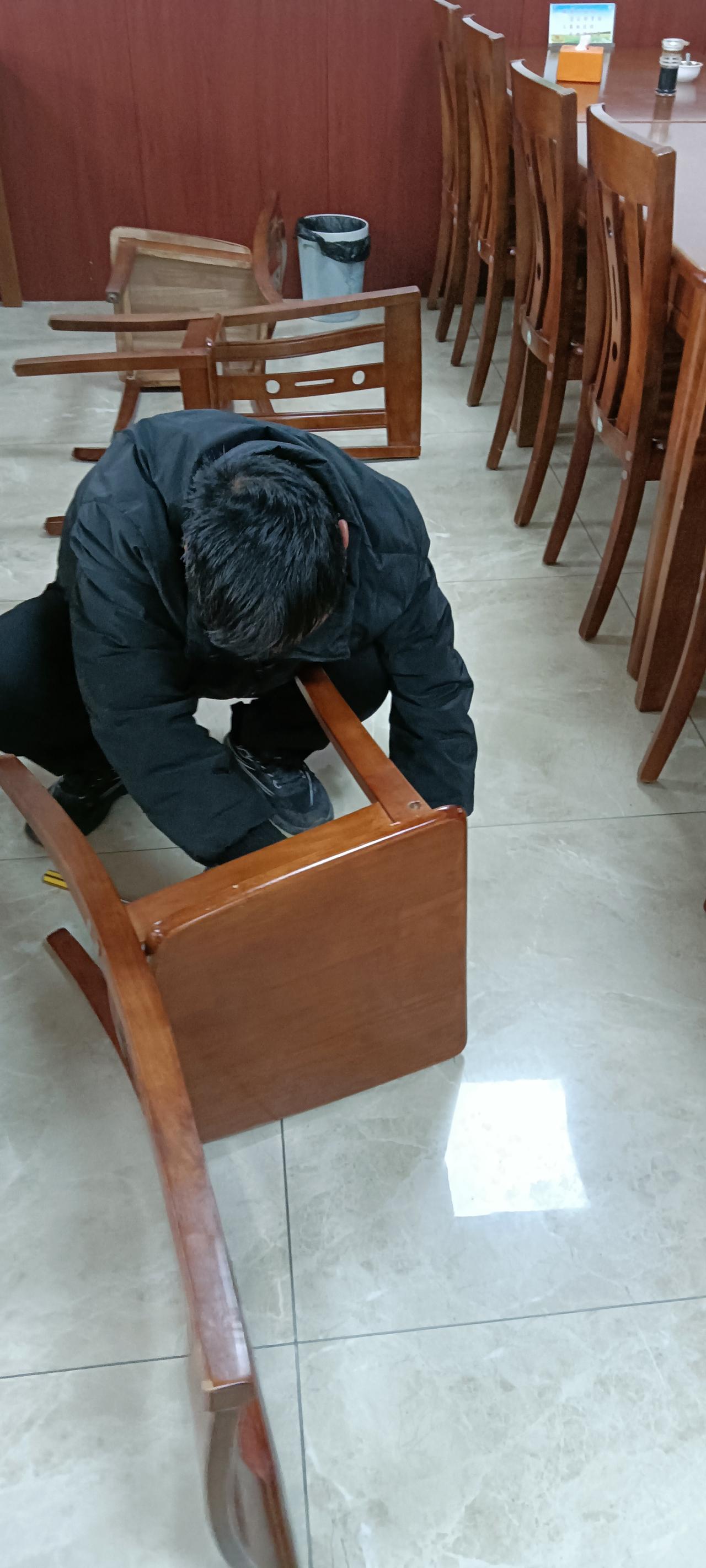 修椅子的师傅，才是单位里的“隐形大佬”。今天在单位食堂撞见个事儿，给我整