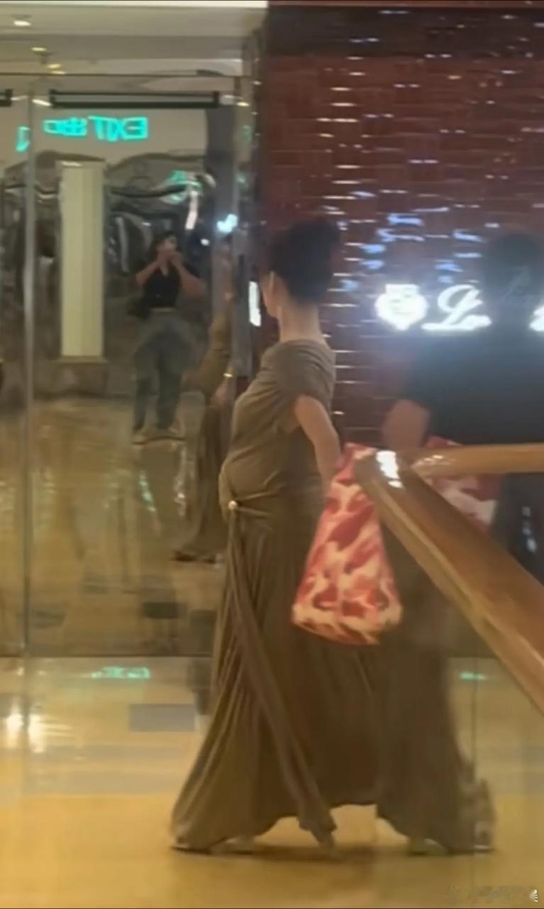 方媛挺孕肚踩高跟鞋逛街方媛挺孕肚与好友逛街听说是个儿子​​​