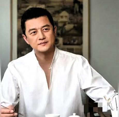 不出意外，李亚鹏的直播间真的“炸”了！4万网友同时在线下单刷礼物，这波热度哪是单