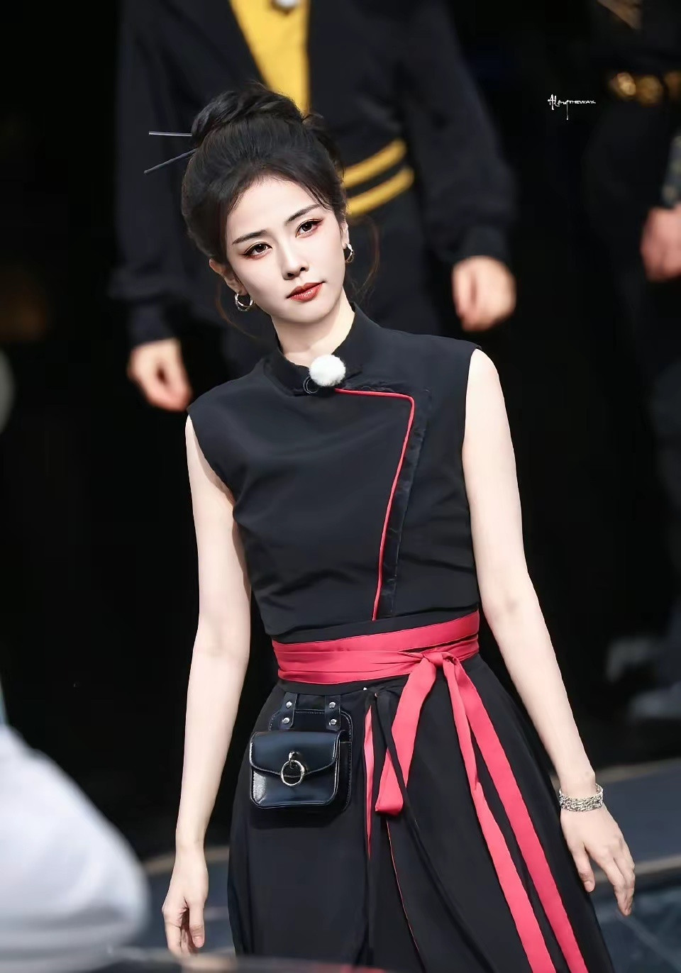 一觉醒来，白鹿懵了她主演的《莫离》开播第一天热度就破了23000，这本来是多高兴