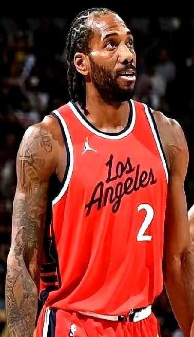 范弗利特对着麦克风抖出更衣室旧闻：“他说他比科比强。”整个篮球世界瞬间炸开。