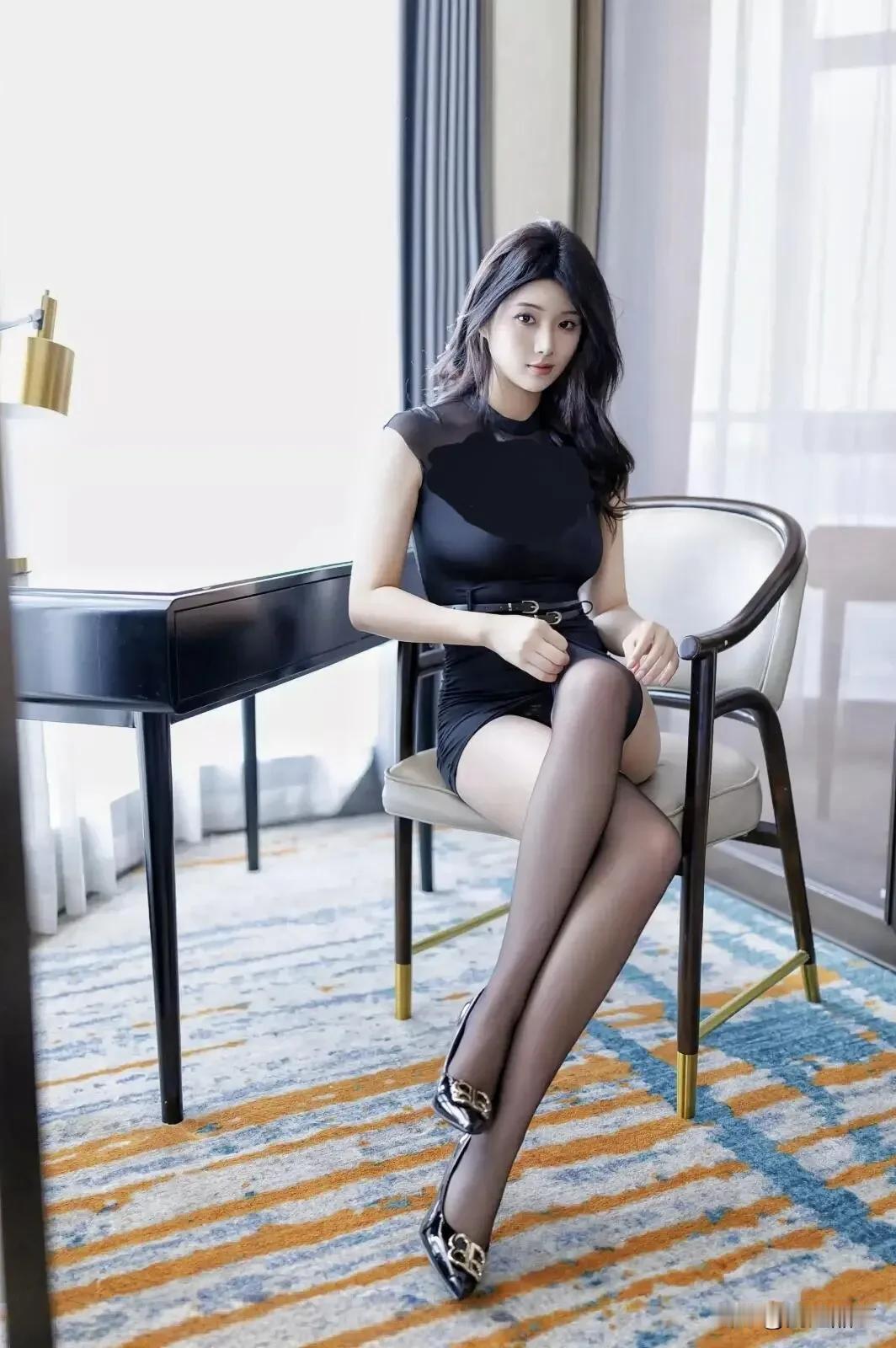 性感丝袜黑裙，妩媚风情展。