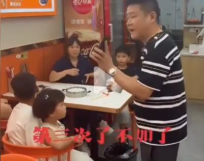 7人点1碗面，第3次加面被拒就差评！两成年女子带5个小孩7人点一碗面，第