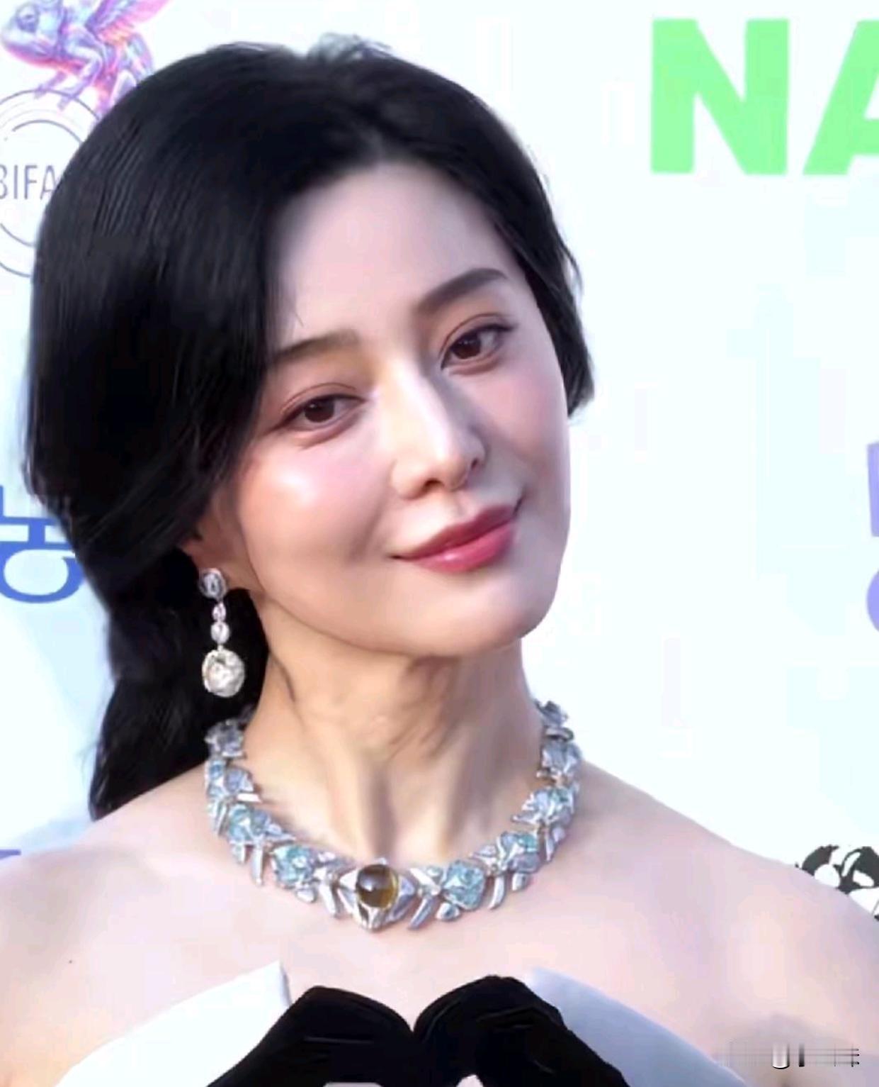 虽然保养的很好，但是看脖子还是看得出来已经上岁数了