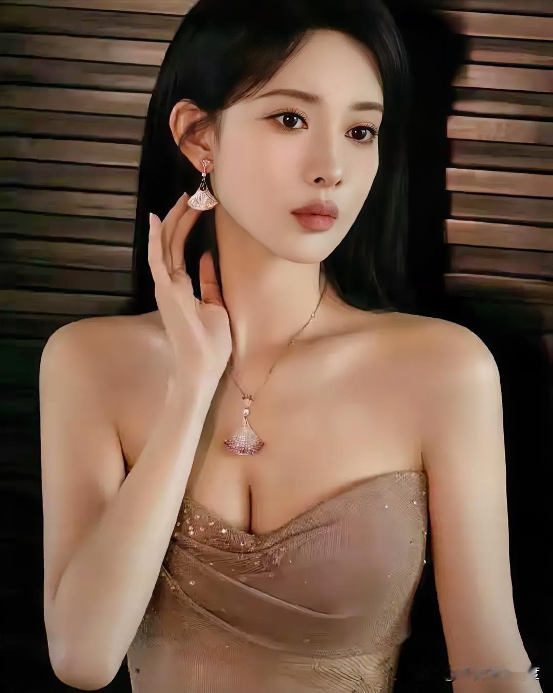 孟子义这颜值是真实存在的吗？红毯上一站就是明艳大气本尊！一袭长裙衬得她肤白胜