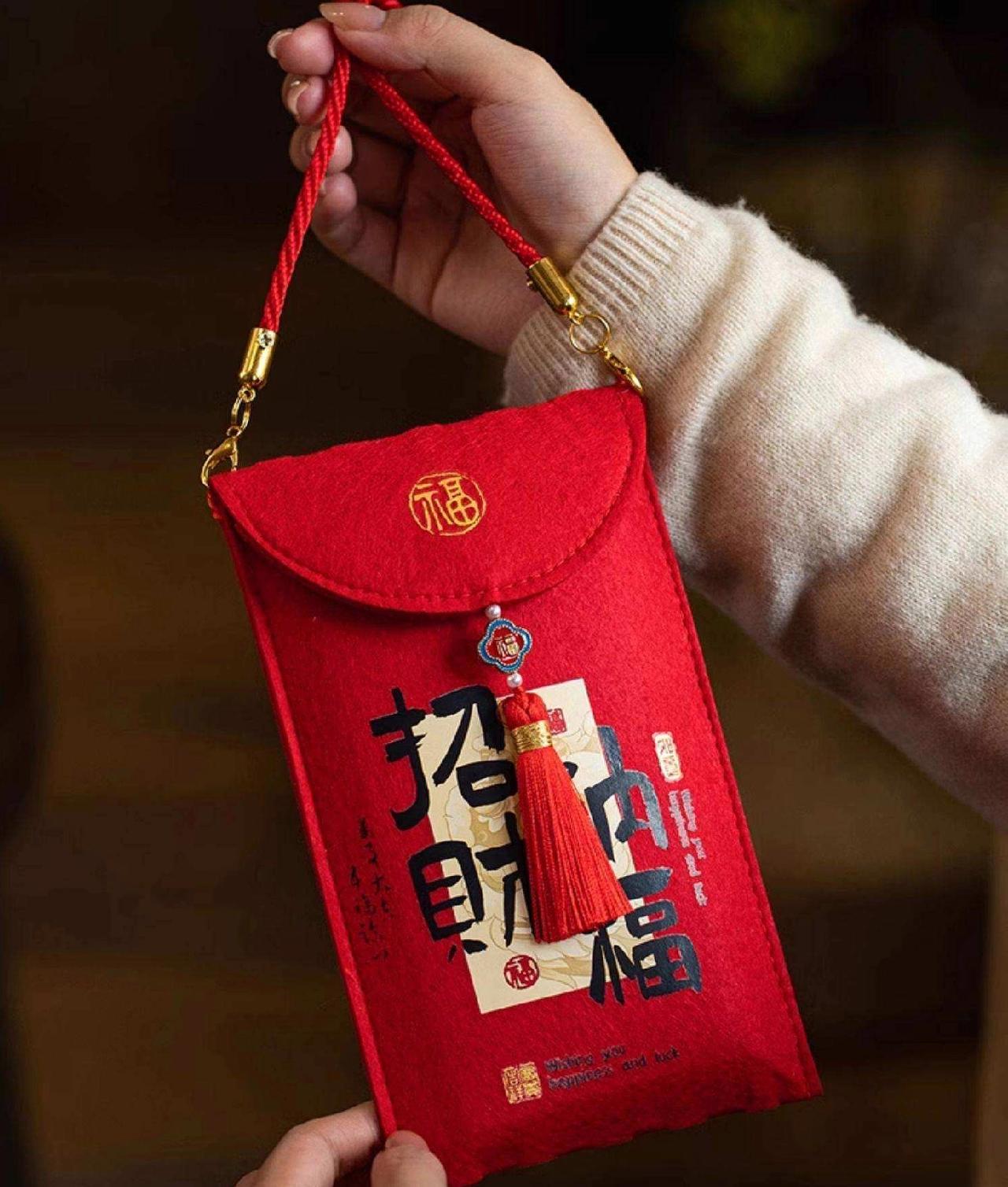 别较劲了，过年儿媳妇回不回婆家都行，孩子一定要去，红包不领白不领。你可以是他