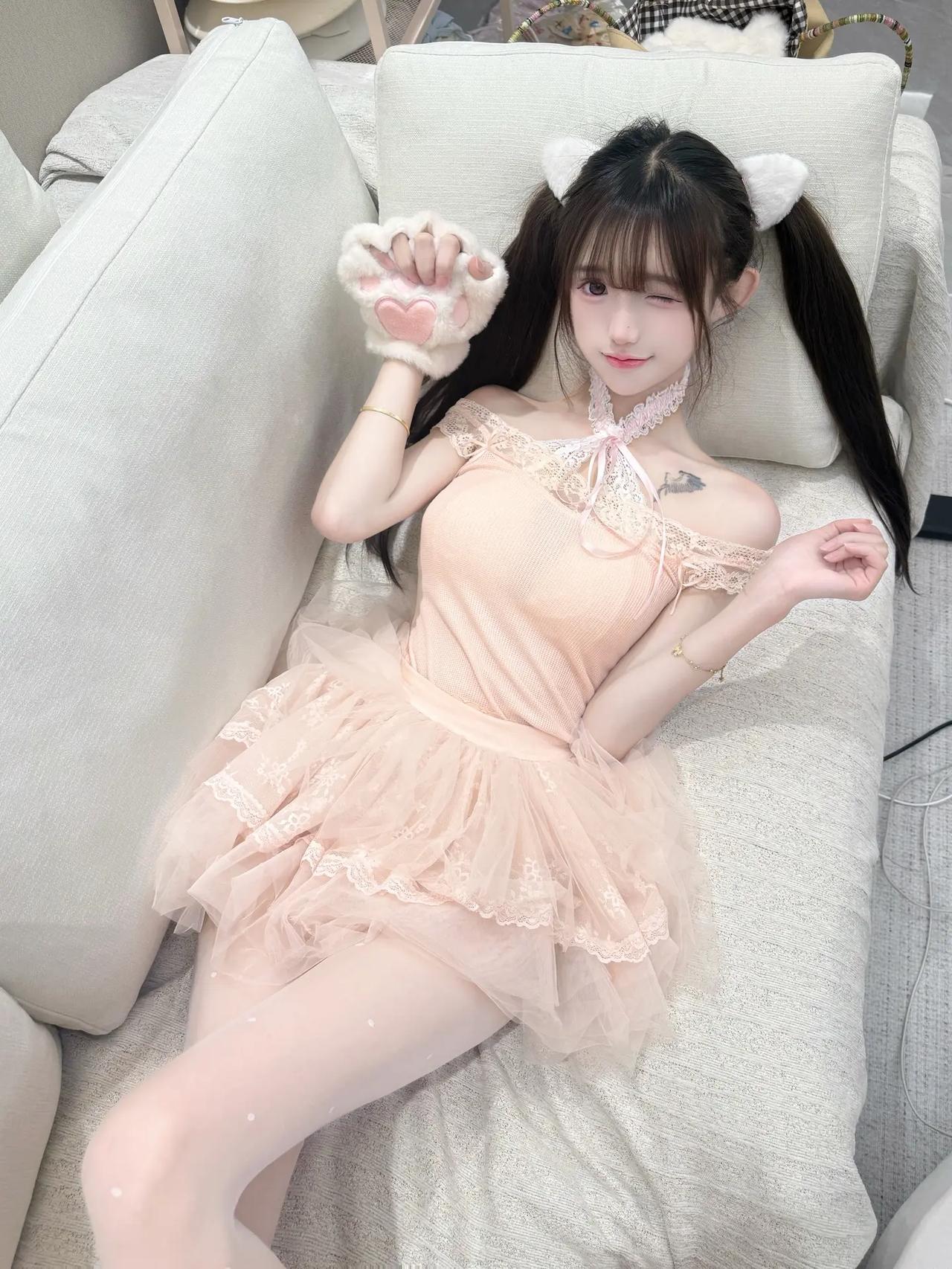 穿成小猫咪躺沙发，被闺蜜说像“从动漫里走出来的猫娘”！双马尾+猫耳发饰+粉爪手套