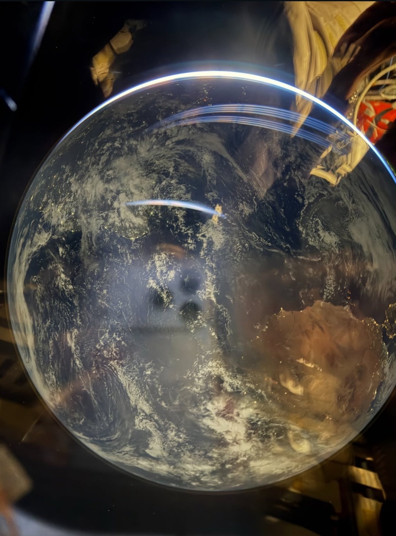 用手机从太空拍摄的地球照片