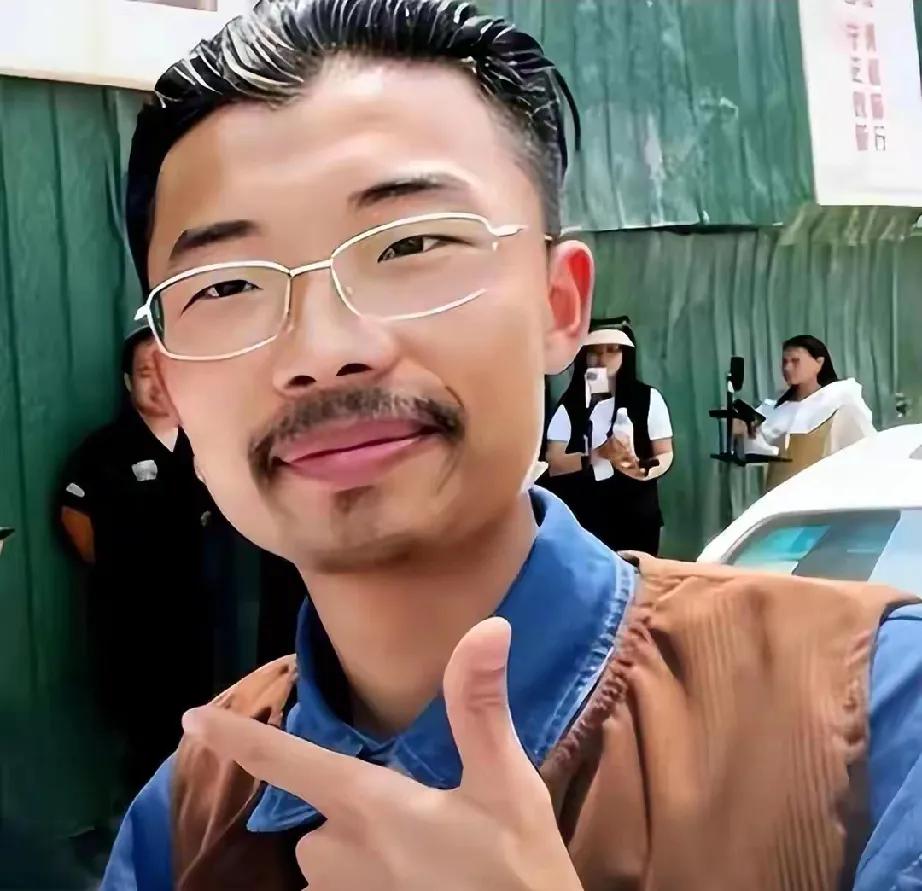 曾几何时，郭有才凭一首《诺言》爆火，从烧烤摊主变身“日入百万”的顶流网红，千万粉