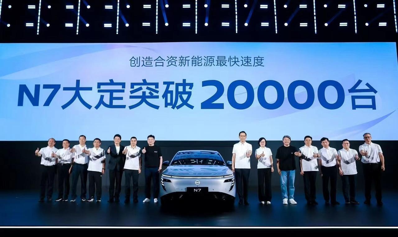 给大家一点日产N7新的信息：1、日产N7的大定已经过2万台了。大定开启50天、
