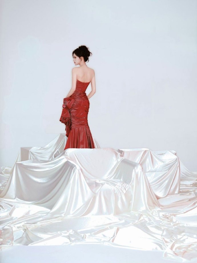 红裙摇曳生辉，尖叫之夜被孟姐彻底going！冷白皮与烈焰长裙碰撞出顶级视觉盛宴，