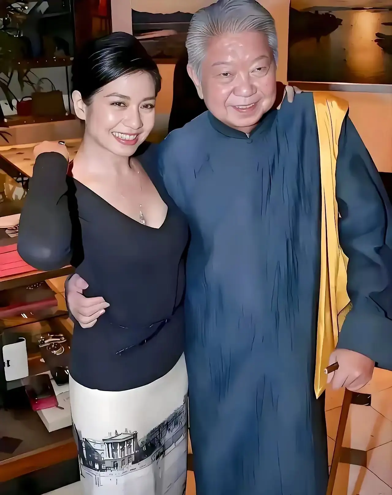 蔡澜先生总喜欢穿中式长衫，还背个黄色披帛，看来他还是很传统的一位才子。