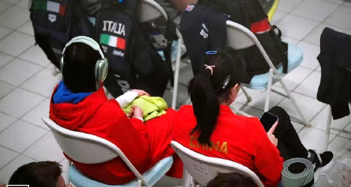 全红婵赛前看手机，她的教练也坐在凳子上看手机，而不是进行技战术指导，俗话说：有其