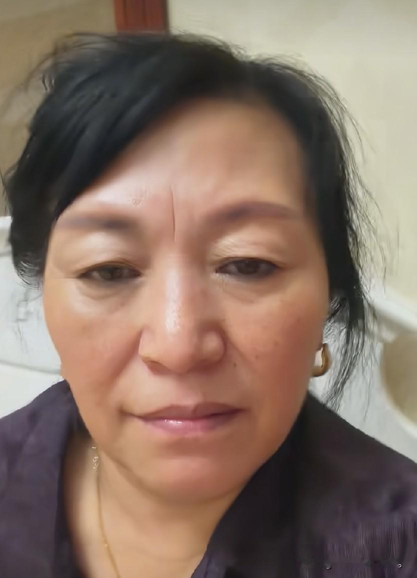 小故事！这王金刚发怒了。她昨天偷拿了佟小喵的玉镯子。小喵问她时，她