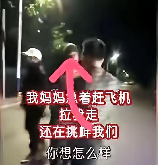 医科大学拍毕业照，几个印度留学生来来回回插队。三位中国女生好心劝阻，反倒被指着鼻