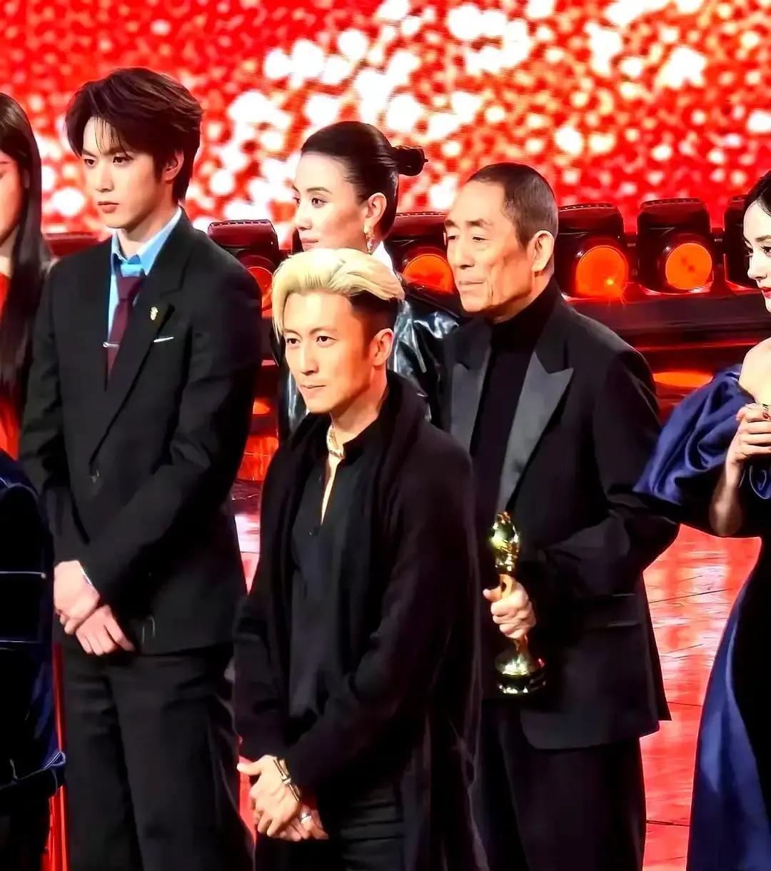 卷尺贴上后脑勺那一刻，谢霆锋撑了20年的“175神话”，塌了。不带鞋，净高，1