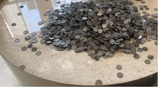 近日报道，上海一男子带140斤硬币到银行存钱，结果，银行不仅拒收，而且还报警，说