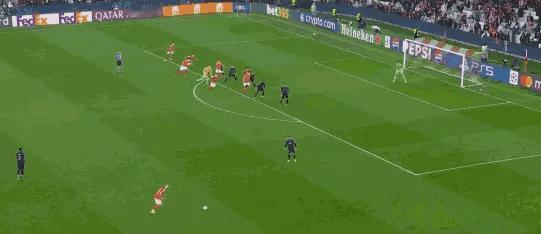 门将读秒进球，靠多进一球的优势进入附加赛，本菲卡这场4-2拿下皇马，也可以称之为