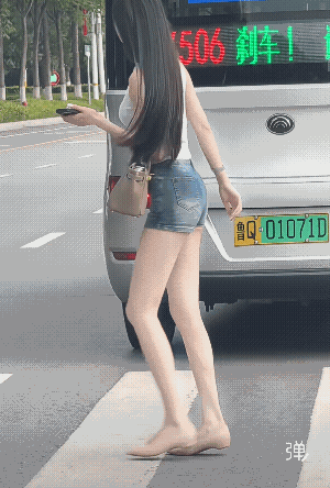 我以为她光脚走路呢?这丫头过马路安全意识很高的，值得学习！[比心][赞]