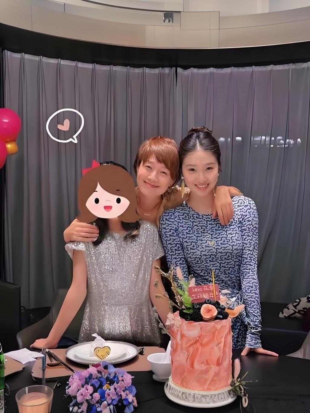 马伊琍和女儿，一时分不清谁才是妈妈。