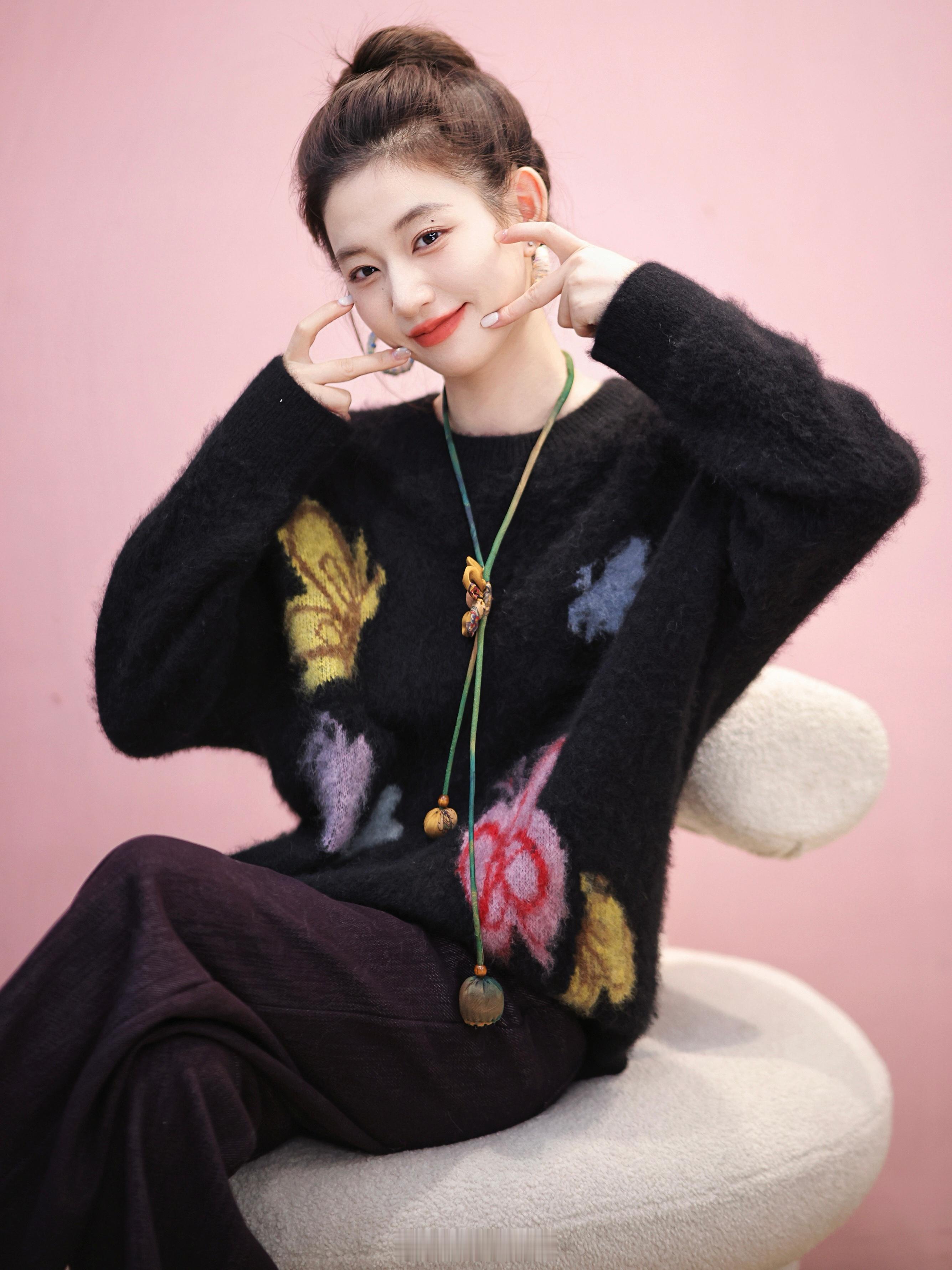 不是...今年的毛衣都这么美得这么离谱吗！这彩色蝴蝶提花灵动得像一幅画哈哈哈说