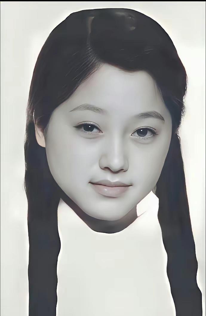 何泽慧先生，一位低调从容的科学巨匠。在她身上，汇聚着这样的身份：中国第一位女院士