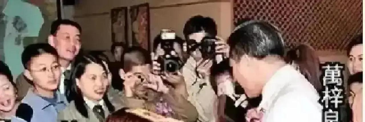 林家栋每月给万梓良打3万三十年前万梓良把新人林家栋叫到角落，塞了个红包，没